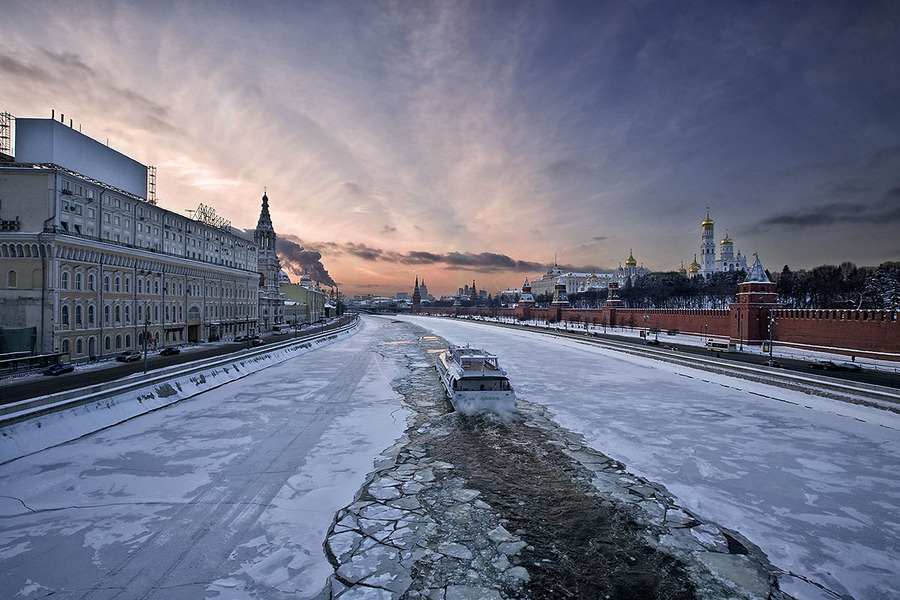 Cleaving through the Moskva river 