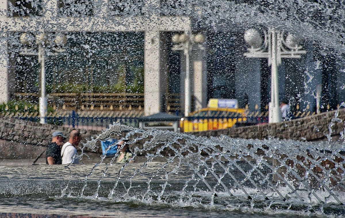 Bald man againts the fountain