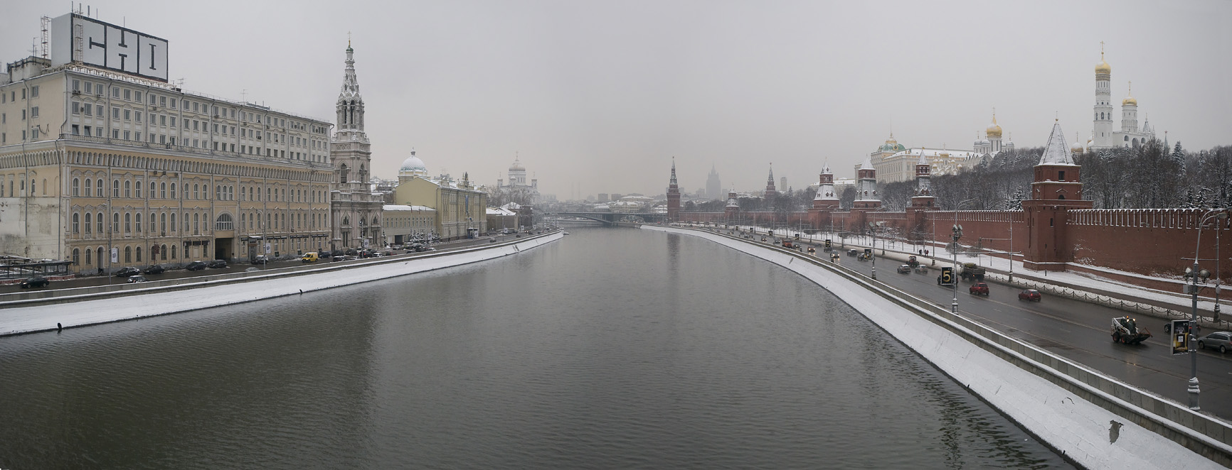 The Moskva river and Kremlin wall 