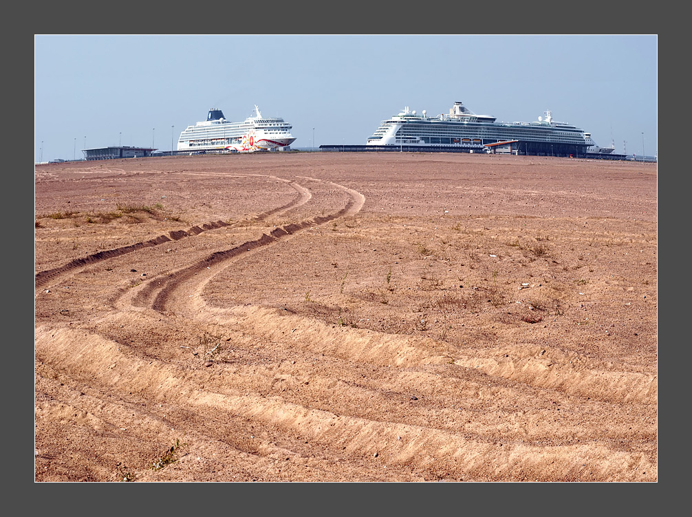 Liners in the middle of a desert